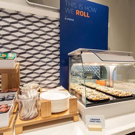 Holiday Inn Express Des Moines-At Drake University, An Ihg Hotel Εξωτερικό φωτογραφία