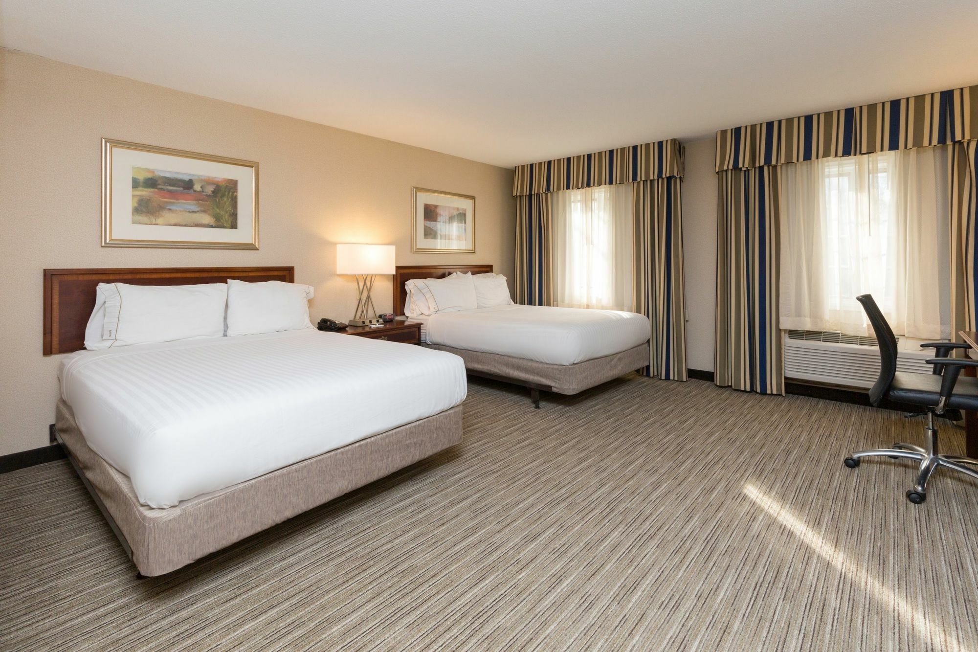 Holiday Inn Express Des Moines-At Drake University, An Ihg Hotel Εξωτερικό φωτογραφία