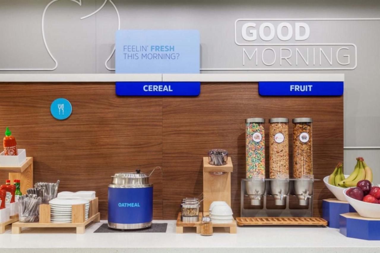 Holiday Inn Express Des Moines-At Drake University, An Ihg Hotel Εξωτερικό φωτογραφία