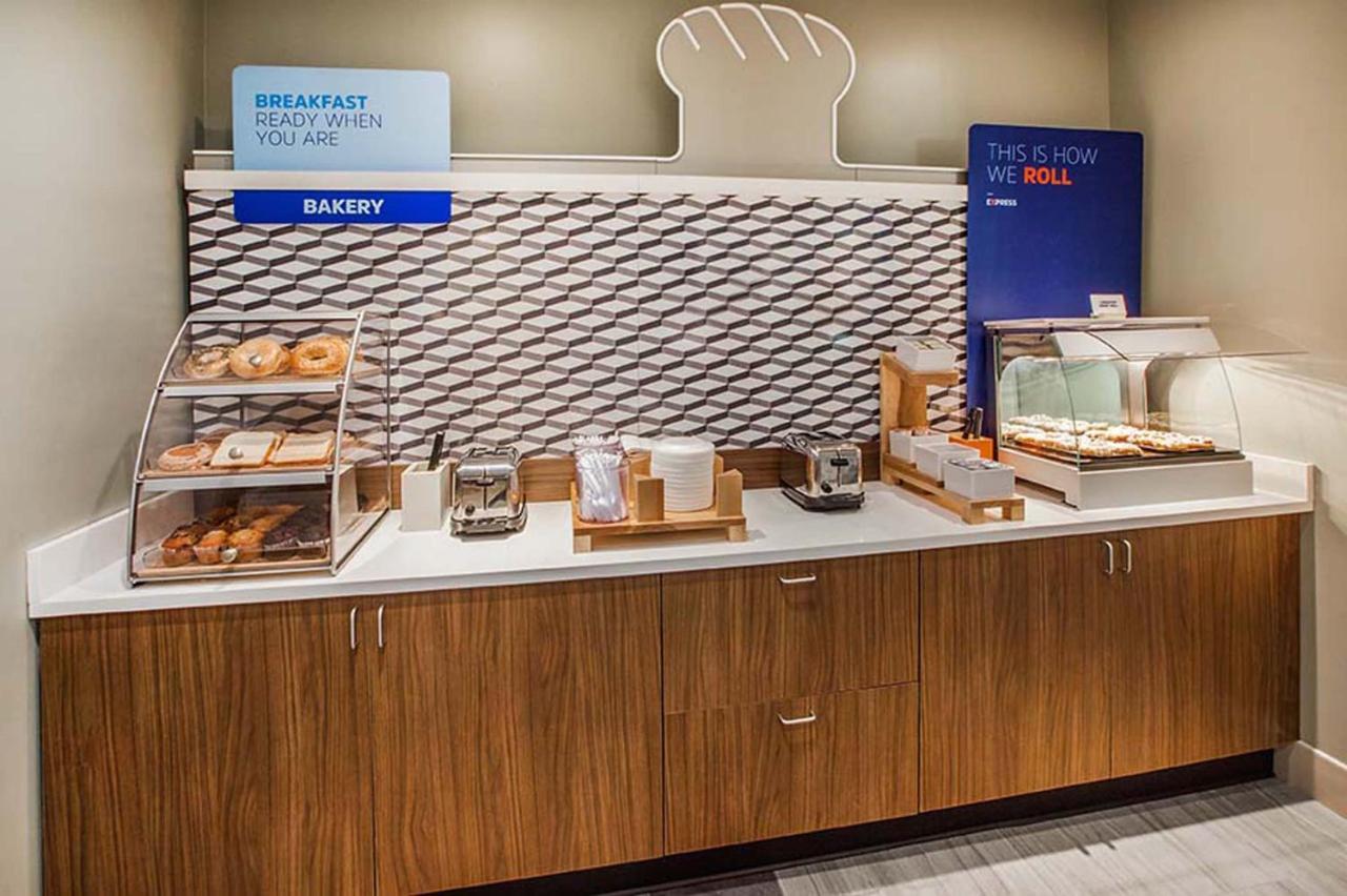 Holiday Inn Express Des Moines-At Drake University, An Ihg Hotel Εξωτερικό φωτογραφία