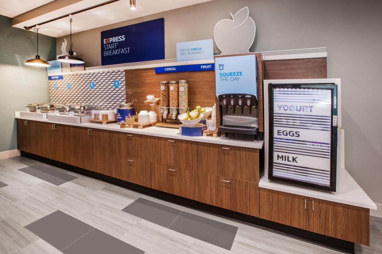 Holiday Inn Express Des Moines-At Drake University, An Ihg Hotel Εξωτερικό φωτογραφία