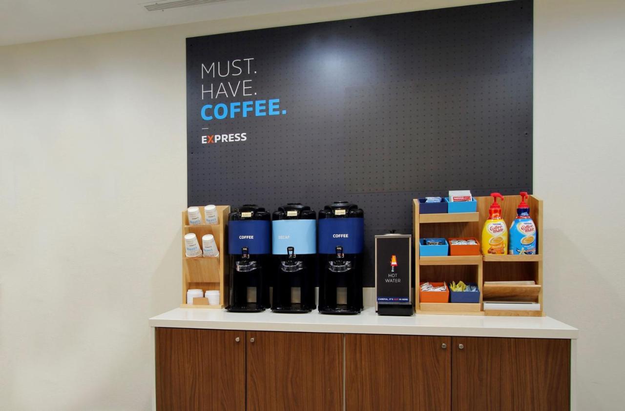 Holiday Inn Express Des Moines-At Drake University, An Ihg Hotel Εξωτερικό φωτογραφία