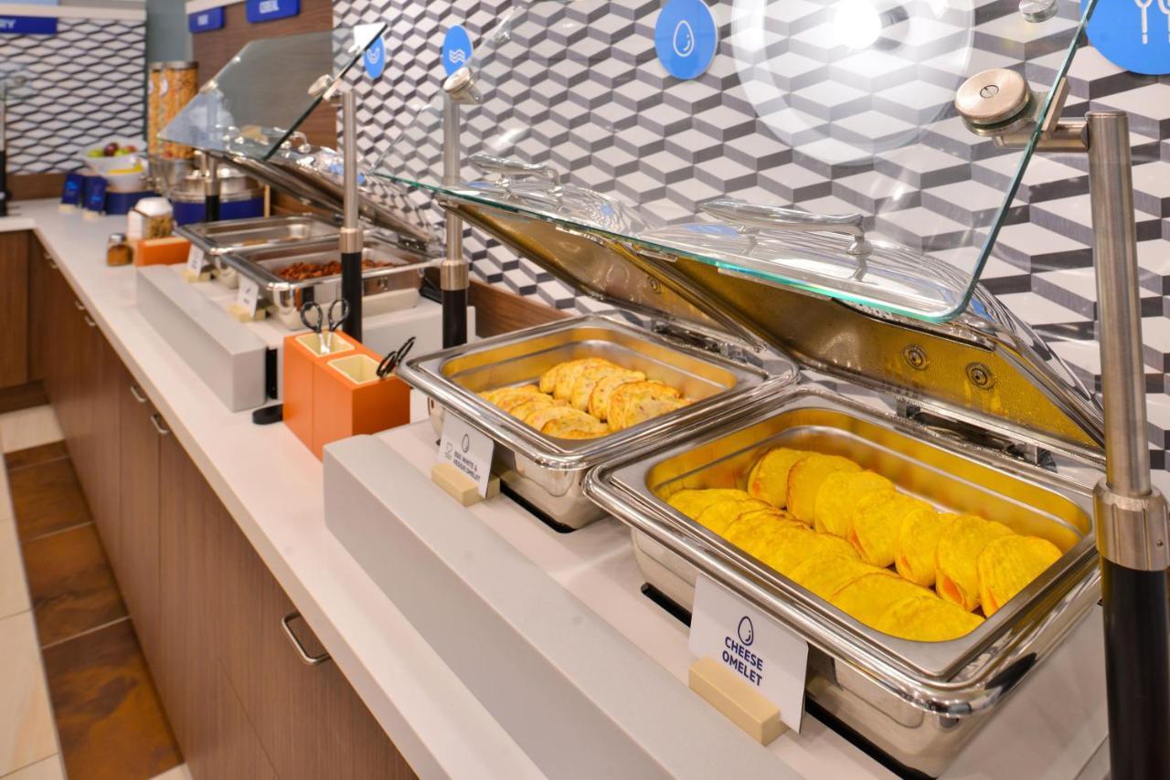Holiday Inn Express Des Moines-At Drake University, An Ihg Hotel Εξωτερικό φωτογραφία