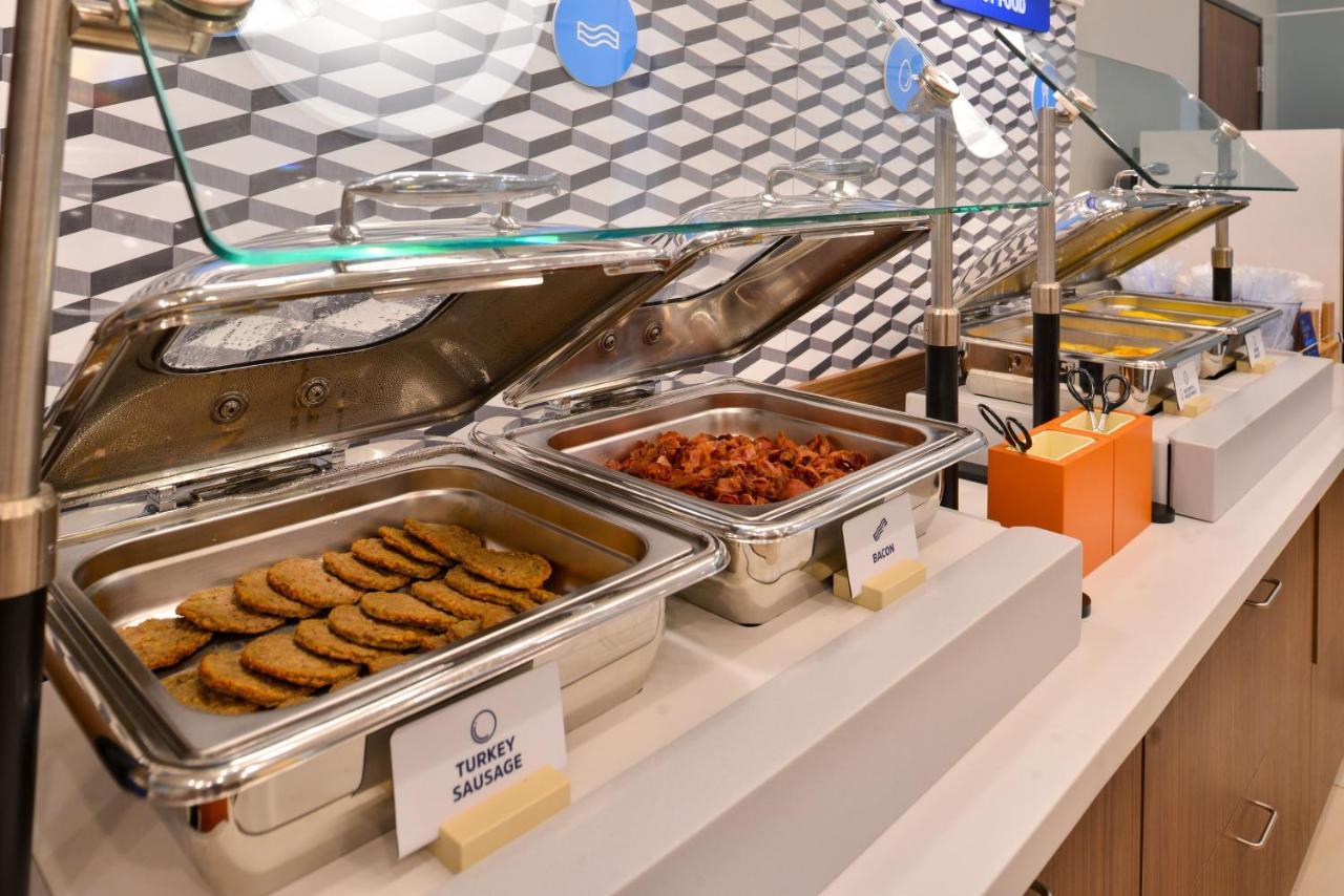 Holiday Inn Express Des Moines-At Drake University, An Ihg Hotel Εξωτερικό φωτογραφία